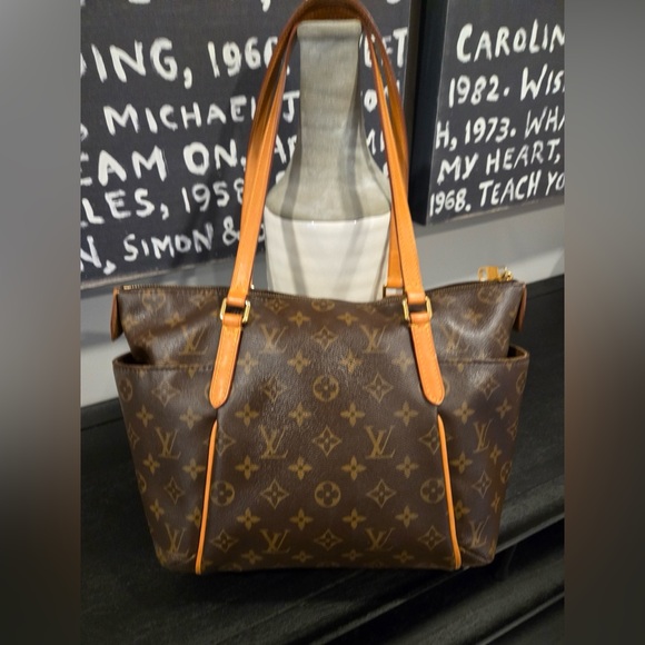 COA INCLUDED - Louis Vuitton Monogram Totally - Picture 2 of 15